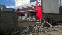 Pedal Gas Macet, Xenia Tabrak dan Robohkan Tembok KFC
