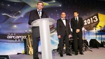Emirates SkyCargo Raih Cargo Airline of the Year 2013