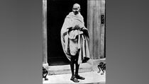 Sandal Mahatma Gandhi Dilelang Seharga Rp223 Juta
