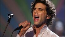 MIKA Tampil Bergoyang di Atas Piano