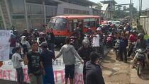 Tolak Digusur, Warga Buaran I Tutup Jalan I Gusti Ngurah Rai  