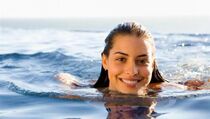 Tips Melindungi Rambut di Kolam Renang