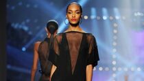 Model Top Ini Batal Tampil di Peragaan Busana Dior Lantaran Payudaranya