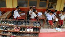 Lindungi Siswa dari Biaya Mahal