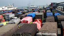 Antrian Truk di Pelabuhan Merak 