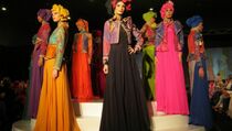 Nuansa Etnik dan Colorful di Fashion Show Perdana Dian Pelangi