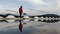 Pengelolaan Garam Masih Pakai Cara Tradisional