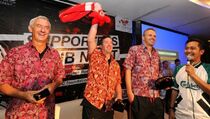Rush, Fowler, dan Hamann Kenakan Batik dan Peci Liverpool