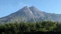 Merapi Bergemuruh, Wilayah Pakem Diguyur Hujan Abu dan Pasir