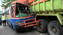  Metro Mini Seruduk Sejumlah Pengendara Motor di Warung Buncit  