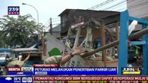 Petugas Angkut Lapak Pedagang Pasar 