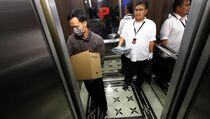 KPK Pamer Barang Bukti Suap Kepala SKK Migas