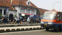 Hendak Salip Metromini, Mikrolet Tabrak Motor dan Warteg