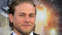 Charlie Hunnam Perankan Christian Grey dalam 