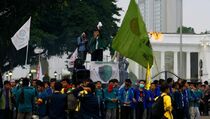 Aksi Mahasiswa Peringati 9 Tahun Pemerintahan SBY di Depan Istana