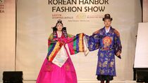  Semarak Hanbok Fashion Show di Lotte Shopping Avenue 