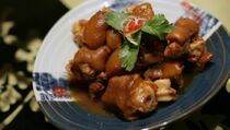 Berutang ke Restoran Kaki Babi Hingga Rp1,2 M, Pejabat Tiongkok Diberhentikan