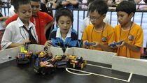 Mantan Teknisi NASA Latih Pelajar Surabaya Rakit Robot