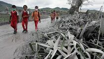 Gunung Sinabung Meletus, Masih Banyak Warga Tak Mau Mengungsi