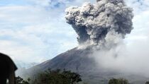 Sinabung Semburkan Materi Vulkanik Setinggi 1.000 Meter