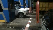 Tengah Malam Macet Total di Gerbang Tol Karang Tengah