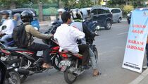Pemotor Lawan Arah di Pondok Labu Ancam Warga Pakai Batu dan Kayu