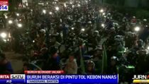 Ribuan Buruh Blokir Pintu Tol Kebon Nanas
