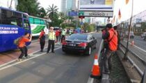 Macet Panjang, Polisi Berlakukan Buka-Tutup di Pintu Tol Semanggi I
