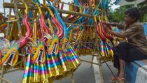 Songsong Tahun Baru, Penjualan Terompet Mulai Marak di Palembang