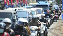 Arus Kendaraan Simpang Jomin-Pantura Karawang Padat
