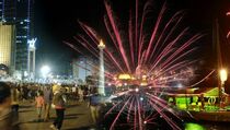 Hujan Deras di Kawasan Monas, Warga Tetap Semangat