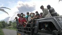 Usir Kejenuhan, Pengungsi Sinabung Menganyam