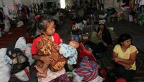 1.085 Bayi Masih Tinggal di Penampungan Pengungsi Sinabung