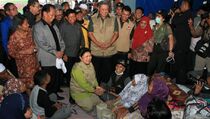 Ibu Ani Yudhoyono Akrabi Pengungsi Sinabung