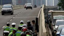 Pecah Ban, Sedan Terbalik di Jalan Layang Casablanca