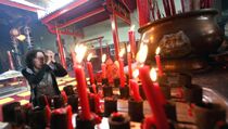 Sambut Imlek, 300 Pelita Dinyalakan di Vihara Baturaja