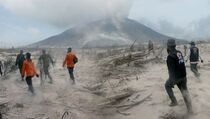 Proses Evakuasi Korban Awan Panas Gunung Sinabung Dihentikan