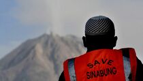 Relawan Terjatuh dari Truk Saat Pemulangan Pengungsi Sinabung