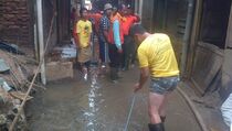 Lumpur dan Sampah di Kampung Pulo Mulai Dibersihkan