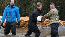 Pangeran William dan Harry Bantu Tangani Banjir