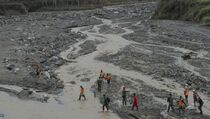 ‪Tumpukan Material Kelud Menyumbat Pintu Bendungan di Jombang‬