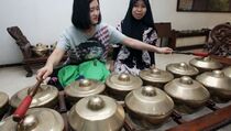 Peserta BIPA UMN Belajar Membatik dan Bermain Musik Tradisional Indonesia