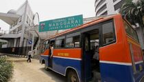 Ditabrak Metro Mini, Taksi Seruduk Mini Market