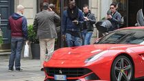 Jelang Lawan Genoa, Balotelli Pamer Ferrari
