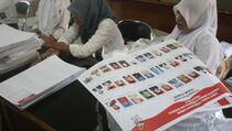 Ketua dan Empat Komisioner Memilih di TPS 14 Jakarta Selatan
