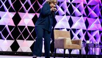 Hillary Clinton Dilempar Sepatu