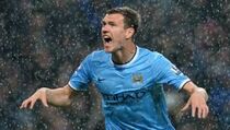 Dzeko Tegaskan Tak Akan Tinggalkan City