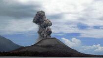 Gunung Sangeangapi di NTB Meletus