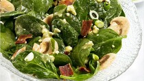 Menu Sehat Salad Bayam Bacon Sapi dengan Dressing Blue Cheese