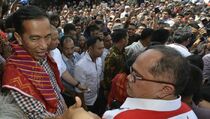 Jokowi Janji Bantu Pendikan Anak Pengungsi Sinabung